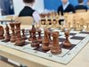 Умные дети играют в шахматы